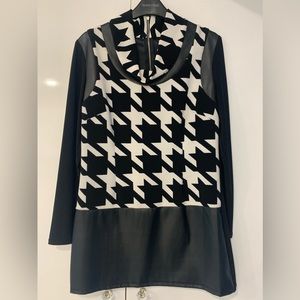 Faux leather trim tunic: rear zipper detail!